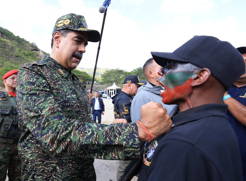 Presiden Venezuela Nicolas Maduro, istrinya Cilia Flores, Menteri Dalam Negeri Venezuela Diosdado Cabello, dan Menteri Pertahanan Venezuela Vladimir Padrino Lopez, menghadiri upacara penutupan Kursus Operasi Khusus Revolusioner (COER) kedua, yang diadakan di Kelompok Aksi Komando Garda Nasional Bolivarian di paroki Macarao, di Caracas, Venezuela, 28 Agustus 2025. Presiden Venezuela Nicolas Maduro, istrinya Cilia Flores, Menteri Dalam Negeri Venezuela Diosdado Cabello, dan Menteri Pertahanan Venezuela Vladimir Padrino Lopez, menghadiri upacara penutupan Kursus Operasi Khusus Revolusioner (COER) kedua, yang diadakan di Kelompok Aksi Komando Garda Nasional Bolivarian di paroki Macarao, di Caracas, Venezuela, 28 Agustus 2025. (Miraflores Palace/Handout via REUTERS)