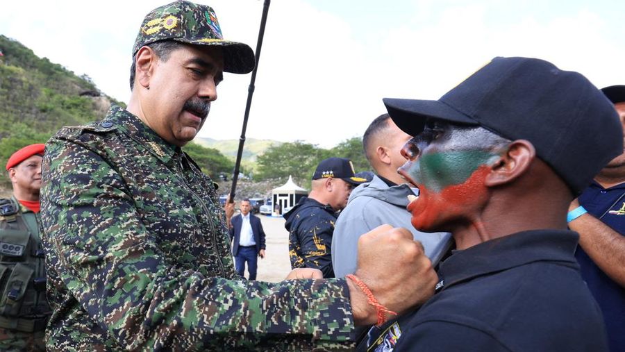 Presiden Venezuela Nicolas Maduro, istrinya Cilia Flores, Menteri Dalam Negeri Venezuela Diosdado Cabello, dan Menteri Pertahanan Venezuela Vladimir Padrino Lopez, menghadiri upacara penutupan Kursus Operasi Khusus Revolusioner (COER) kedua, yang diadakan di Kelompok Aksi Komando Garda Nasional Bolivarian di paroki Macarao, di Caracas, Venezuela, 28 Agustus 2025. (Miraflores Palace/Handout via REUTERS)
