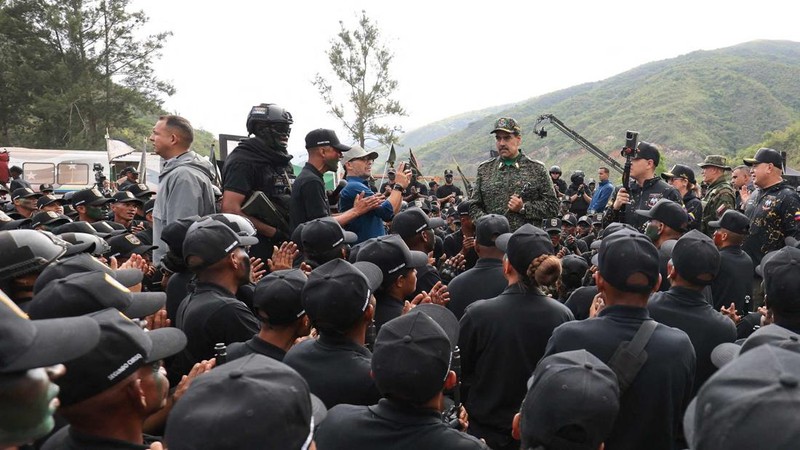 Presiden Venezuela Nicolas Maduro, istrinya Cilia Flores, Menteri Dalam Negeri Venezuela Diosdado Cabello, dan Menteri Pertahanan Venezuela Vladimir Padrino Lopez, menghadiri upacara penutupan Kursus Operasi Khusus Revolusioner (COER) kedua, yang diadakan di Kelompok Aksi Komando Garda Nasional Bolivarian di paroki Macarao, di Caracas, Venezuela, 28 Agustus 2025. (Miraflores Palace/Handout via REUTERS)
