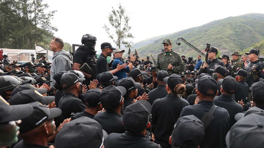 Presiden Venezuela Nicolas Maduro, istrinya Cilia Flores, Menteri Dalam Negeri Venezuela Diosdado Cabello, dan Menteri Pertahanan Venezuela Vladimir Padrino Lopez, menghadiri upacara penutupan Kursus Operasi Khusus Revolusioner (COER) kedua, yang diadakan di Kelompok Aksi Komando Garda Nasional Bolivarian di paroki Macarao, di Caracas, Venezuela, 28 Agustus 2025. Presiden Venezuela Nicolas Maduro, istrinya Cilia Flores, Menteri Dalam Negeri Venezuela Diosdado Cabello, dan Menteri Pertahanan Venezuela Vladimir Padrino Lopez, menghadiri upacara penutupan Kursus Operasi Khusus Revolusioner (COER) kedua, yang diadakan di Kelompok Aksi Komando Garda Nasional Bolivarian di paroki Macarao, di Caracas, Venezuela, 28 Agustus 2025. (Miraflores Palace/Handout via REUTERS)