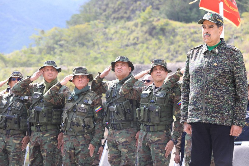 Presiden Venezuela Nicolas Maduro, istrinya Cilia Flores, Menteri Dalam Negeri Venezuela Diosdado Cabello, dan Menteri Pertahanan Venezuela Vladimir Padrino Lopez, menghadiri upacara penutupan Kursus Operasi Khusus Revolusioner (COER) kedua, yang diadakan di Kelompok Aksi Komando Garda Nasional Bolivarian di paroki Macarao, di Caracas, Venezuela, 28 Agustus 2025. Presiden Venezuela Nicolas Maduro, istrinya Cilia Flores, Menteri Dalam Negeri Venezuela Diosdado Cabello, dan Menteri Pertahanan Venezuela Vladimir Padrino Lopez, menghadiri upacara penutupan Kursus Operasi Khusus Revolusioner (COER) kedua, yang diadakan di Kelompok Aksi Komando Garda Nasional Bolivarian di paroki Macarao, di Caracas, Venezuela, 28 Agustus 2025. (Miraflores Palace/Handout via REUTERS)