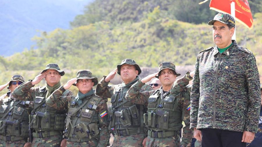 Presiden Venezuela Nicolas Maduro, istrinya Cilia Flores, Menteri Dalam Negeri Venezuela Diosdado Cabello, dan Menteri Pertahanan Venezuela Vladimir Padrino Lopez, menghadiri upacara penutupan Kursus Operasi Khusus Revolusioner (COER) kedua, yang diadakan di Kelompok Aksi Komando Garda Nasional Bolivarian di paroki Macarao, di Caracas, Venezuela, 28 Agustus 2025. (Miraflores Palace/Handout via REUTERS)