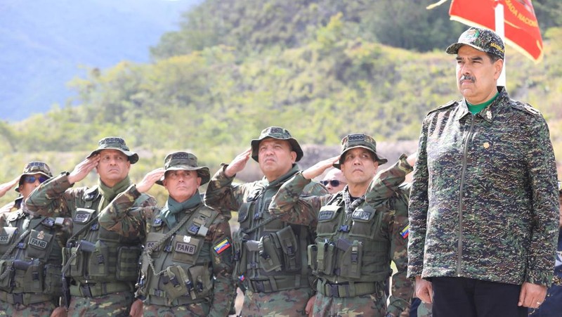 Presiden Venezuela Nicolas Maduro, istrinya Cilia Flores, Menteri Dalam Negeri Venezuela Diosdado Cabello, dan Menteri Pertahanan Venezuela Vladimir Padrino Lopez, menghadiri upacara penutupan Kursus Operasi Khusus Revolusioner (COER) kedua, yang diadakan di Kelompok Aksi Komando Garda Nasional Bolivarian di paroki Macarao, di Caracas, Venezuela, 28 Agustus 2025. (Miraflores Palace/Handout via REUTERS)