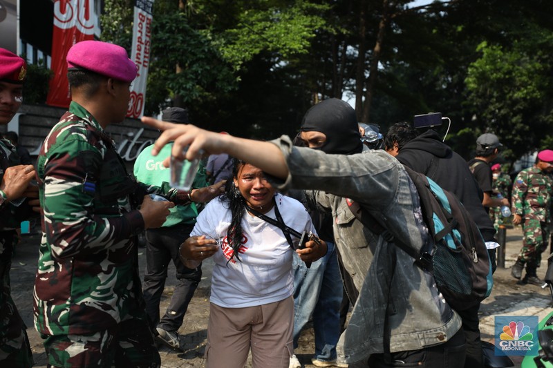 Protes massa aksi terus berlanjut di depan Mako Brimob, Kwitang, Jakarta Pusat, masih terus berlangsung hingga Jumat (28/8/2025) malam. Protes massa aksi terus berlanjut di depan Mako Brimob, Kwitang, Jakarta Pusat, masih terus berlangsung hingga Jumat (28/8/2025) malam. (CNBC Indonesia/Tri Susilo)