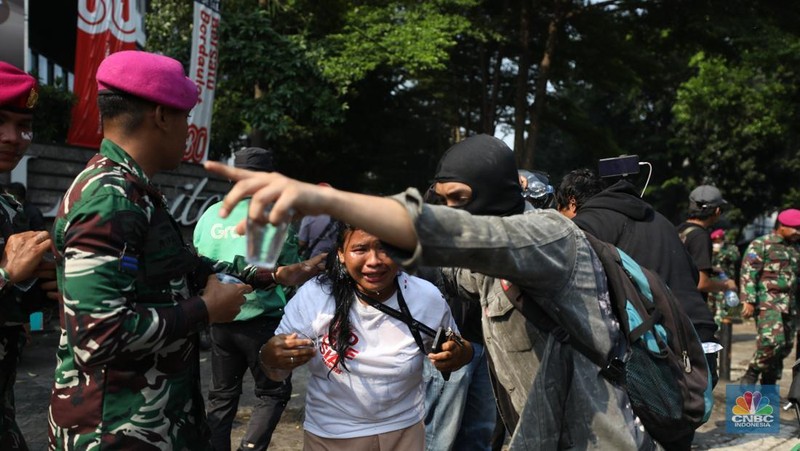 Protes massa aksi terus berlanjut di depan Mako Brimob, Kwitang, Jakarta Pusat, masih terus berlangsung hingga Jumat (28/8/2025) malam. (CNBC Indonesia/Tri Susilo)