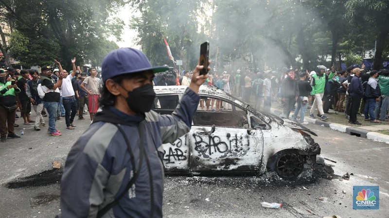 Protes massa aksi terus berlanjut di depan Mako Brimob, Kwitang, Jakarta Pusat, masih terus berlangsung hingga Jumat (28/8/2025) malam. (CNBC Indonesia/Tri Susilo)