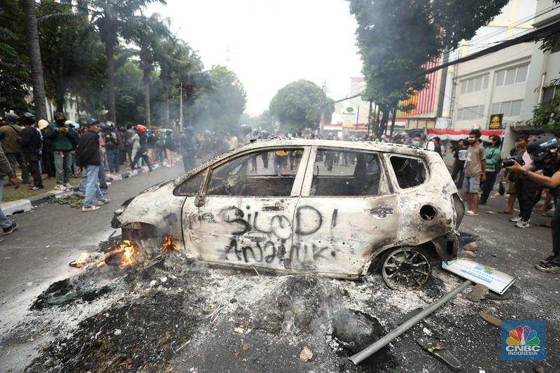 Protes massa aksi terus berlanjut di depan Mako Brimob, Kwitang, Jakarta Pusat, masih terus berlangsung hingga Jumat (28/8/2025) malam. (CNBC Indonesia/Tri Susilo)