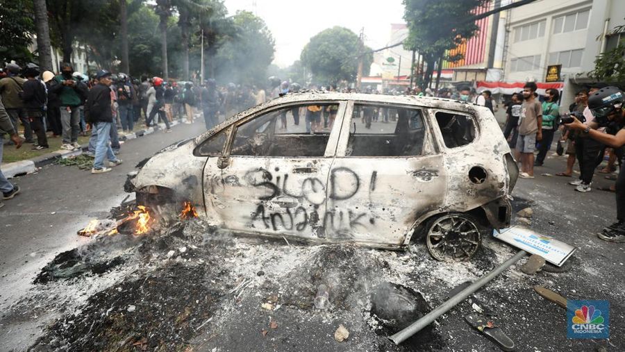 Protes massa aksi terus berlanjut di depan Mako Brimob, Kwitang, Jakarta Pusat, masih terus berlangsung hingga Jumat (28/8/2025) malam. (CNBC Indonesia/Tri Susilo)