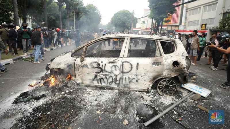 Protes massa aksi terus berlanjut di depan Mako Brimob, Kwitang, Jakarta Pusat, masih terus berlangsung hingga Jumat (28/8/2025) malam. (CNBC Indonesia/Tri Susilo)