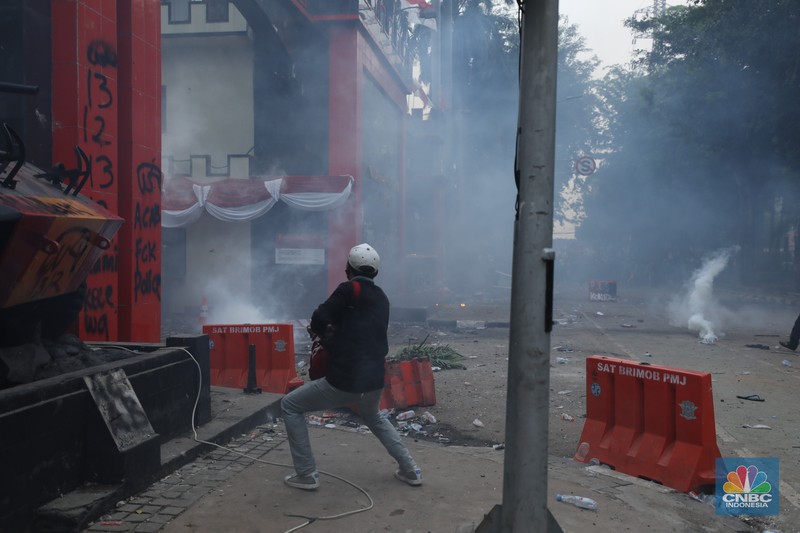 Protes massa aksi terus berlanjut di depan Mako Brimob, Kwitang, Jakarta Pusat, masih terus berlangsung hingga Jumat (28/8/2025) malam. Protes massa aksi terus berlanjut di depan Mako Brimob, Kwitang, Jakarta Pusat, masih terus berlangsung hingga Jumat (28/8/2025) malam. (CNBC Indonesia/Tri Susilo)