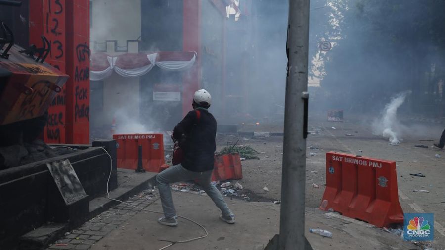 Protes massa aksi terus berlanjut di depan Mako Brimob, Kwitang, Jakarta Pusat, masih terus berlangsung hingga Jumat (28/8/2025) malam. (CNBC Indonesia/Tri Susilo)