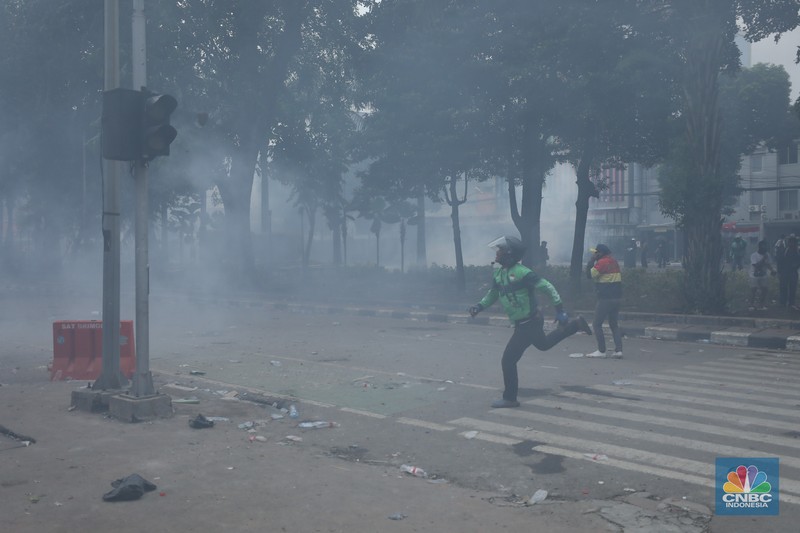Protes massa aksi terus berlanjut di depan Mako Brimob, Kwitang, Jakarta Pusat, masih terus berlangsung hingga Jumat (28/8/2025) malam. (CNBC Indonesia/Tri Susilo)