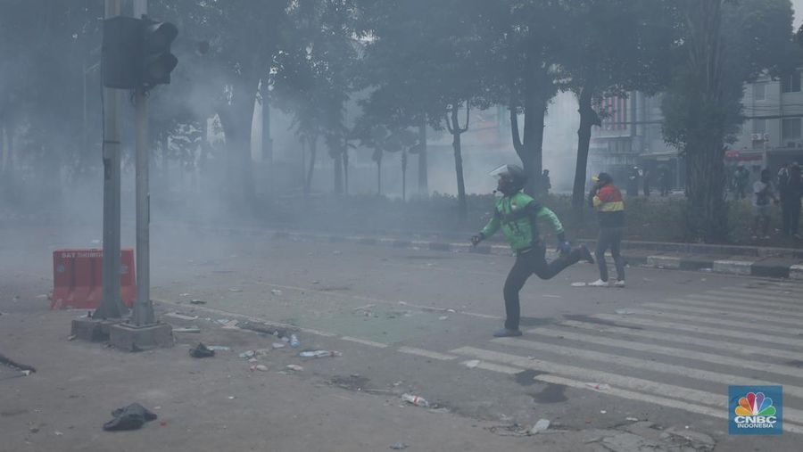 Protes massa aksi terus berlanjut di depan Mako Brimob, Kwitang, Jakarta Pusat, masih terus berlangsung hingga Jumat (28/8/2025) malam. (CNBC Indonesia/Tri Susilo)