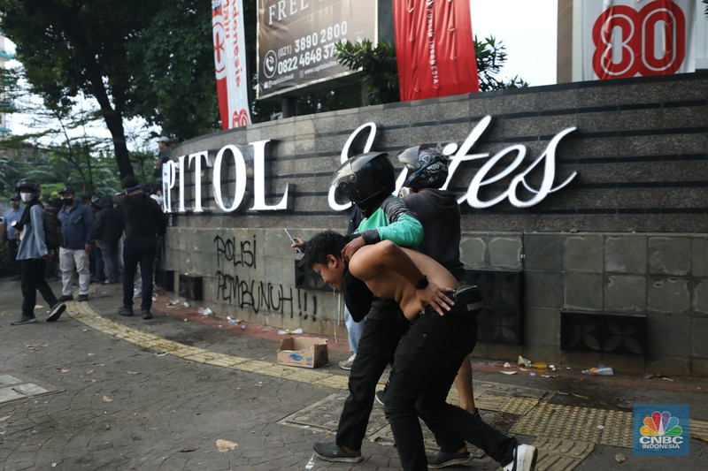 Protes massa aksi terus berlanjut di depan Mako Brimob, Kwitang, Jakarta Pusat, masih terus berlangsung hingga Jumat (28/8/2025) malam. (CNBC Indonesia/Tri Susilo)