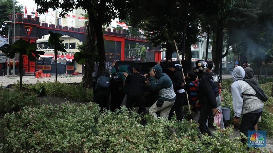 Protes massa aksi terus berlanjut di depan Mako Brimob, Kwitang, Jakarta Pusat, masih terus berlangsung hingga Jumat (28/8/2025) malam. (CNBC Indonesia/Tri Susilo)