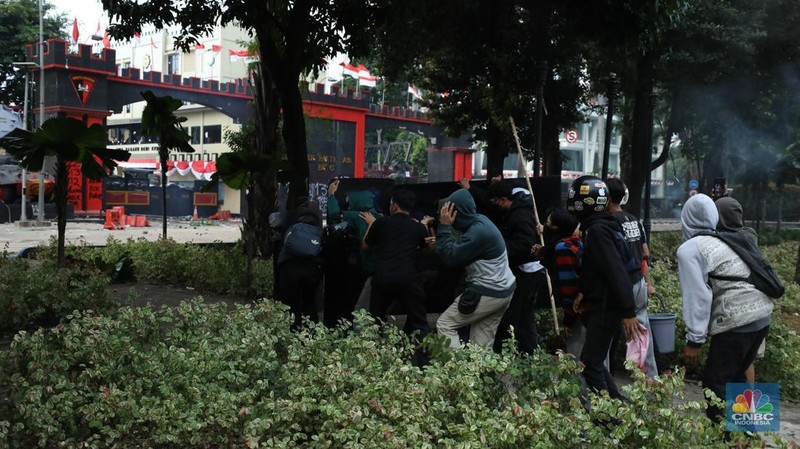 Protes massa aksi terus berlanjut di depan Mako Brimob, Kwitang, Jakarta Pusat, masih terus berlangsung hingga Jumat (28/8/2025) malam. (CNBC Indonesia/Tri Susilo)