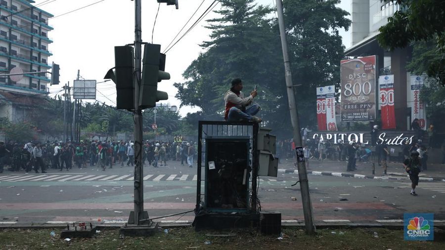 Protes massa aksi terus berlanjut di depan Mako Brimob, Kwitang, Jakarta Pusat, masih terus berlangsung hingga Jumat (28/8/2025) malam. (CNBC Indonesia/Tri Susilo)