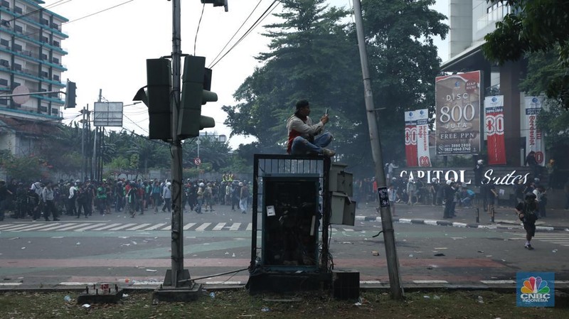 Protes massa aksi terus berlanjut di depan Mako Brimob, Kwitang, Jakarta Pusat, masih terus berlangsung hingga Jumat (28/8/2025) malam. (CNBC Indonesia/Tri Susilo)