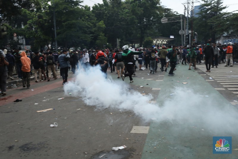 Protes massa aksi terus berlanjut di depan Mako Brimob, Kwitang, Jakarta Pusat, masih terus berlangsung hingga Jumat (28/8/2025) malam. (CNBC Indonesia/Tri Susilo)