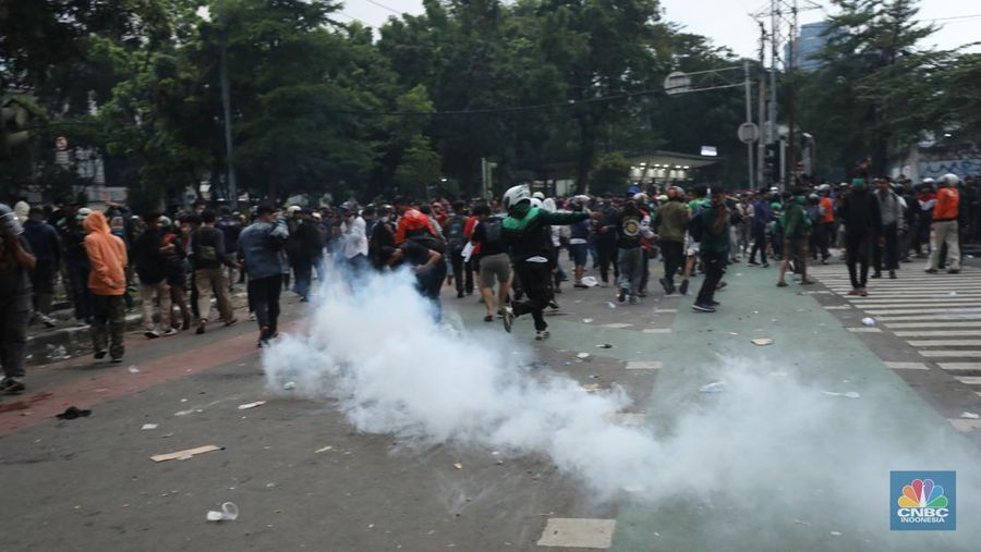 Protes massa aksi terus berlanjut di depan Mako Brimob, Kwitang, Jakarta Pusat, masih terus berlangsung hingga Jumat (28/8/2025) malam. (CNBC Indonesia/Tri Susilo)