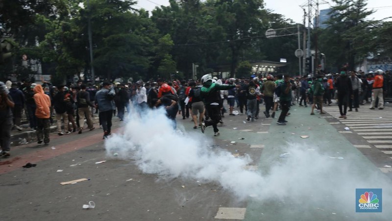 Protes massa aksi terus berlanjut di depan Mako Brimob, Kwitang, Jakarta Pusat, masih terus berlangsung hingga Jumat (28/8/2025) malam. (CNBC Indonesia/Tri Susilo)