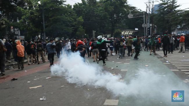 Fakta di Balik Gas Air Mata, Kok Bisa Bikin Mata Perih?