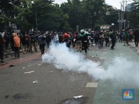 Fakta di Balik Gas Air Mata, Kok Bisa Bikin Mata Perih?