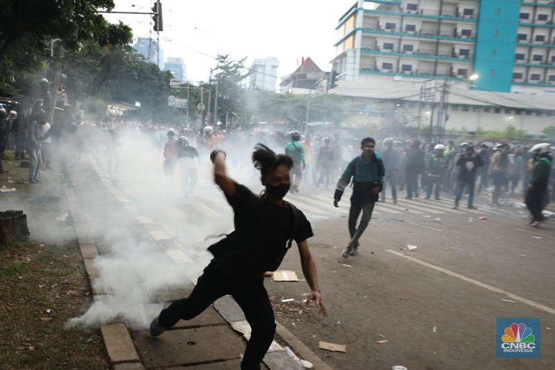 Protes massa aksi terus berlanjut di depan Mako Brimob, Kwitang, Jakarta Pusat, masih terus berlangsung hingga Jumat (28/8/2025) malam. Protes massa aksi terus berlanjut di depan Mako Brimob, Kwitang, Jakarta Pusat, masih terus berlangsung hingga Jumat (28/8/2025) malam. (CNBC Indonesia/Tri Susilo)