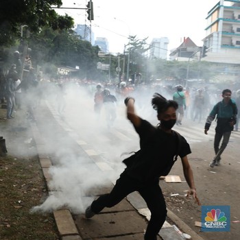 Aksi Ricuh di Kwitang, Polisi Tembak Gas Air Mata - Massa Bakar Mobil