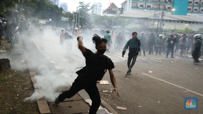Aksi Ricuh di Kwitang, Polisi Tembak Gas Air Mata - Massa Bakar Mobil