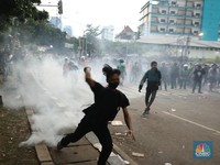 Aksi Ricuh di Kwitang, Polisi Tembak Gas Air Mata - Massa Bakar Mobil