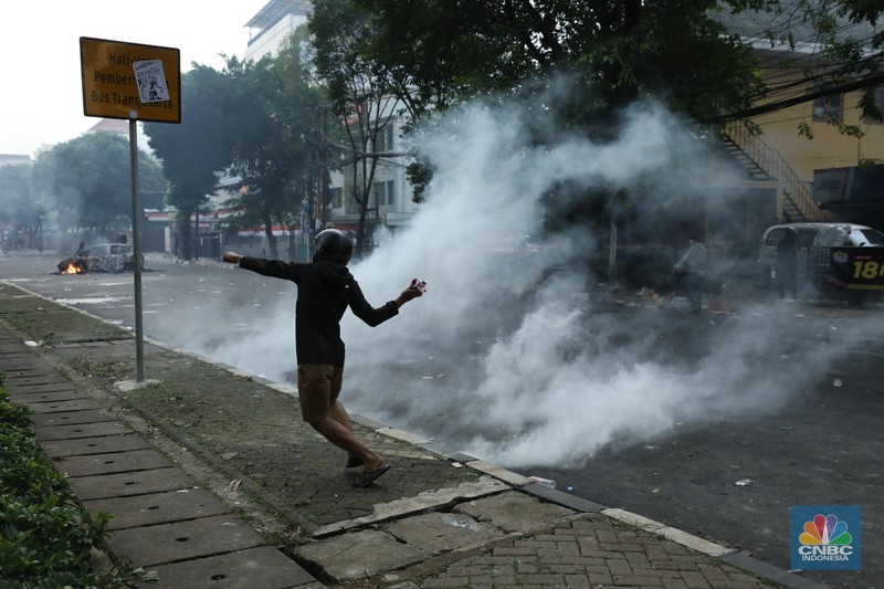 Protes massa aksi terus berlanjut di depan Mako Brimob, Kwitang, Jakarta Pusat, masih terus berlangsung hingga Jumat (28/8/2025) malam. (CNBC Indonesia/Tri Susilo)
