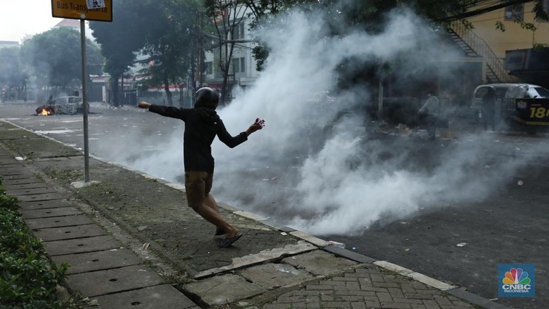 Protes massa aksi terus berlanjut di depan Mako Brimob, Kwitang, Jakarta Pusat, masih terus berlangsung hingga Jumat (28/8/2025) malam. (CNBC Indonesia/Tri Susilo)