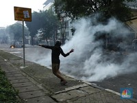 Mantan Direktur WHO Bongkar 5 Fakta Bahaya Gas Air Mata Bagi Kesehatan
