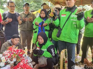 Tangis Haru Rekan Ojol di Pusara Affan Kurniawan Korban Rantis Brimob