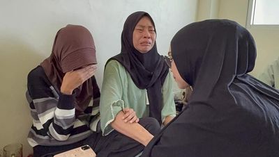 Ria Ricis Tenangkan Keluarga di Pemakaman Affan Kurniawan