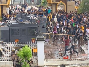 10 Polisi Terluka Saat Unjuk Rasa di DPRD Bengkulu, 7 Mahasiswa Diamankan