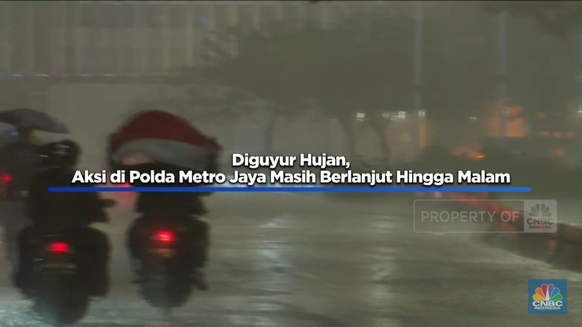 Diguyur Hujan, Aksi di Polda Metro Jaya Masih Berlanjut Hingga Malam