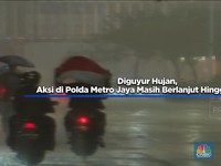 Diguyur Hujan, Aksi di Polda Metro Jaya Masih Berlanjut Hingga Malam