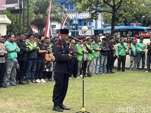 Massa Driver Ojol Salat Gaib Bareng Polisi untuk Affan di Markas Brimob Solo
