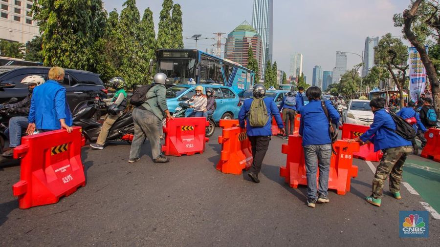 Sejumlah mahasiswa melakukan penutupan ruas jalan di depan Polda Metro Jaya, Jalan Gatot Subroto, Jakarta, Jumat (29/8/2025). Sejumlah mahasiswa melakukan penutupan ruas jalan di depan Polda Metro Jaya, Jalan Gatot Subroto, Jakarta, Jumat (29/8/2025). (CNBC Indonesia/Faisal Rahman)