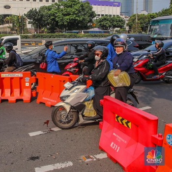 Update Demo, Mahasiswa Mulai Serbu Polda Metro-Jalan Gatsu Ditutup