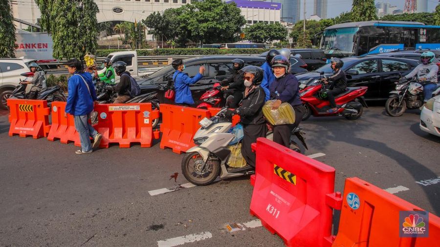 Sejumlah mahasiswa melakukan penutupan ruas jalan di depan Polda Metro Jaya, Jalan Gatot Subroto, Jakarta, Jumat (29/8/2025). (CNBC Indonesia/Faisal Rahman)