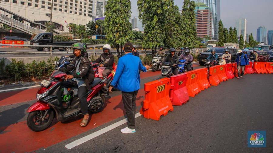 Sejumlah mahasiswa melakukan penutupan ruas jalan di depan Polda Metro Jaya, Jalan Gatot Subroto, Jakarta, Jumat (29/8/2025). (CNBC Indonesia/Faisal Rahman)