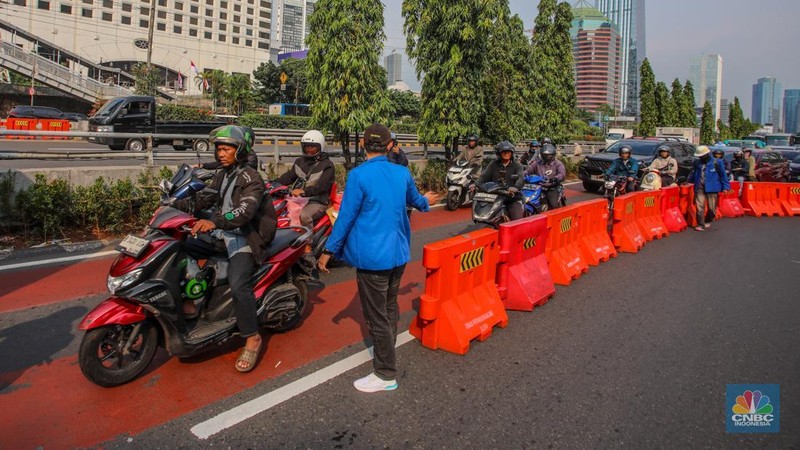 Sejumlah mahasiswa melakukan penutupan ruas jalan di depan Polda Metro Jaya, Jalan Gatot Subroto, Jakarta, Jumat (29/8/2025). (CNBC Indonesia/Faisal Rahman)