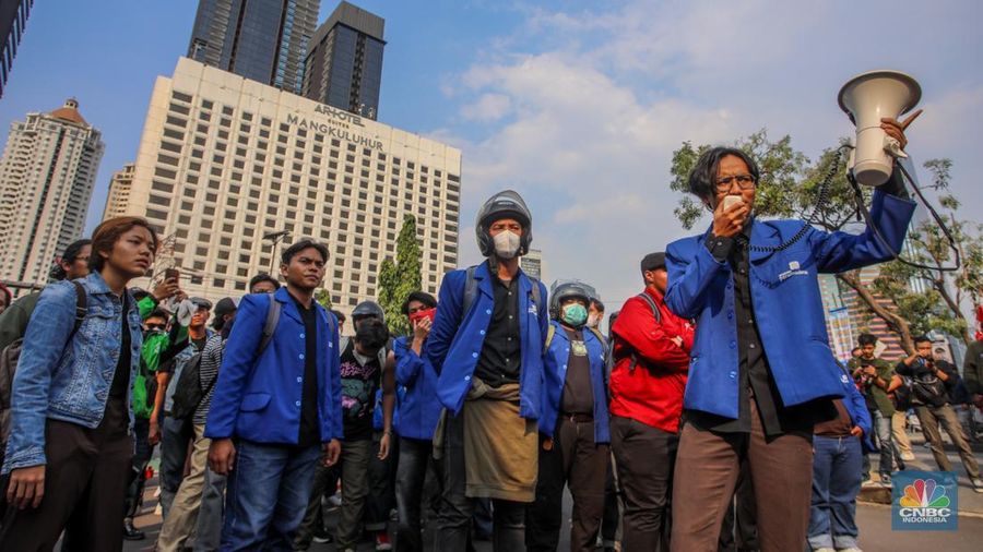 Sejumlah mahasiswa melakukan penutupan ruas jalan di depan Polda Metro Jaya, Jalan Gatot Subroto, Jakarta, Jumat (29/8/2025). (CNBC Indonesia/Faisal Rahman)