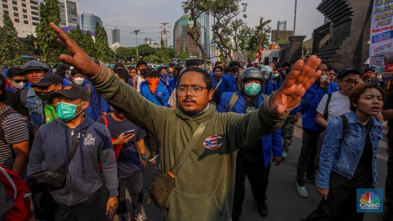 Sejumlah mahasiswa melakukan penutupan ruas jalan di depan Polda Metro Jaya, Jalan Gatot Subroto, Jakarta, Jumat (29/8/2025). (CNBC Indonesia/Faisal Rahman)