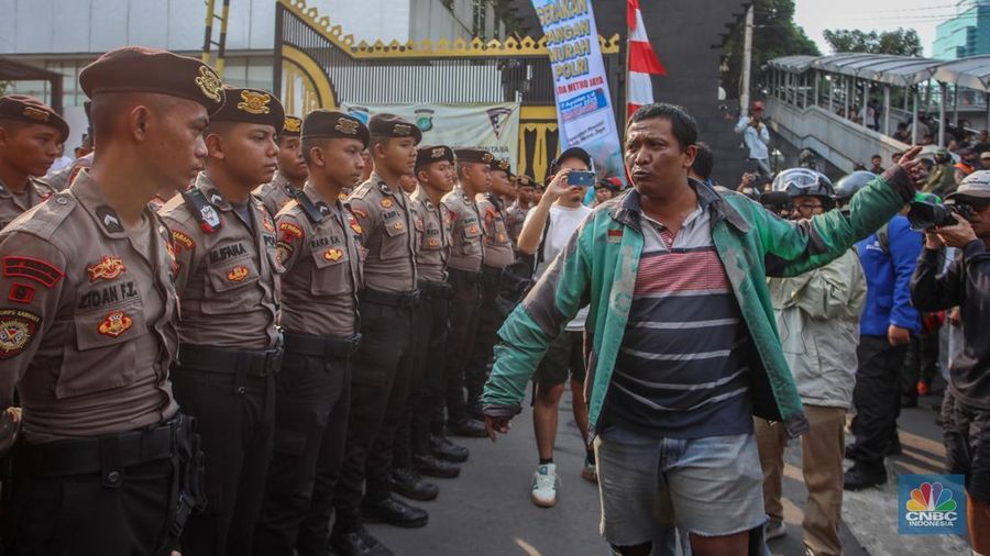 Sejumlah mahasiswa melakukan penutupan ruas jalan di depan Polda Metro Jaya, Jalan Gatot Subroto, Jakarta, Jumat (29/8/2025). (CNBC Indonesia/Faisal Rahman)