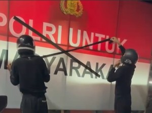 Spanduk Polri untuk Masyarakat di Buleleng Dipasangi Lakban Silang