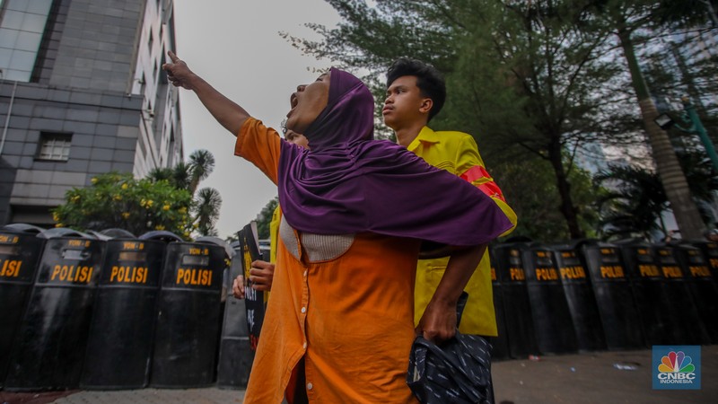 Massa aksi membakar barier di depan Gedung Polda Metro Jaya, Jalan Jendral Sudirman, Jakarta, Jumat (29/8/2025). (CNBC Indonesia/Faisal Rahman)